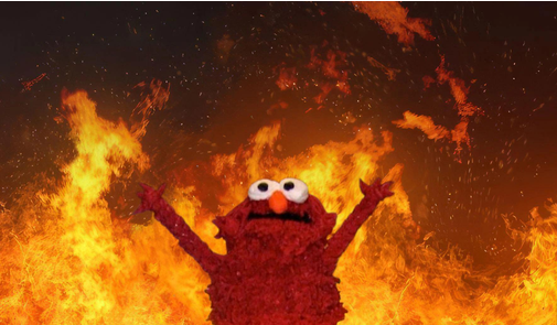 Elmo con los brazos abiertos frente a las llamas